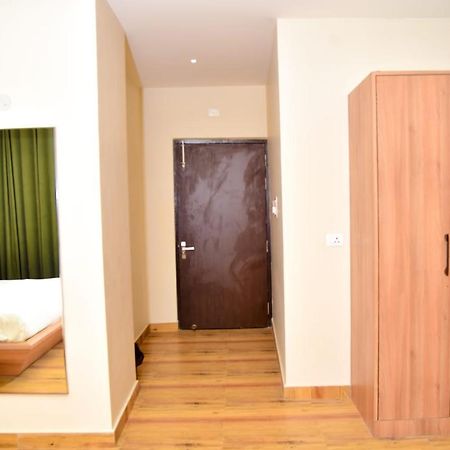 Hotel Olive Crown ラクナウ エクステリア 写真