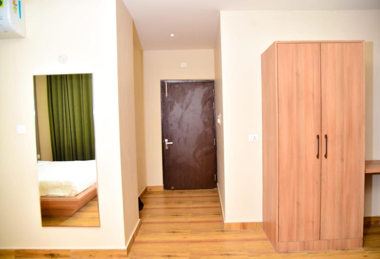 Hotel Olive Crown ラクナウ エクステリア 写真