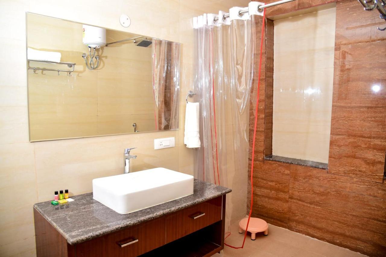 Hotel Olive Crown ラクナウ エクステリア 写真
