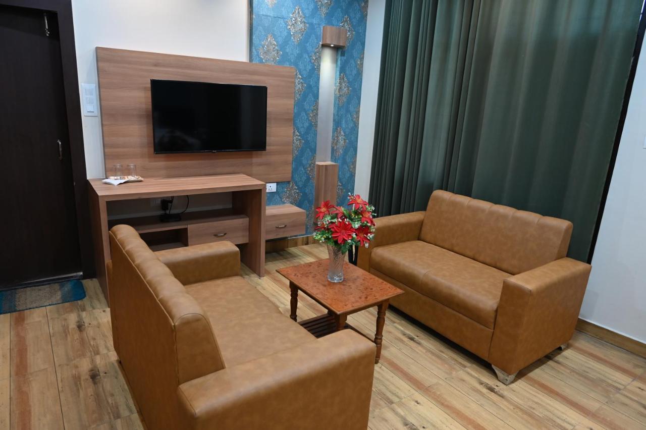 Hotel Olive Crown ラクナウ エクステリア 写真
